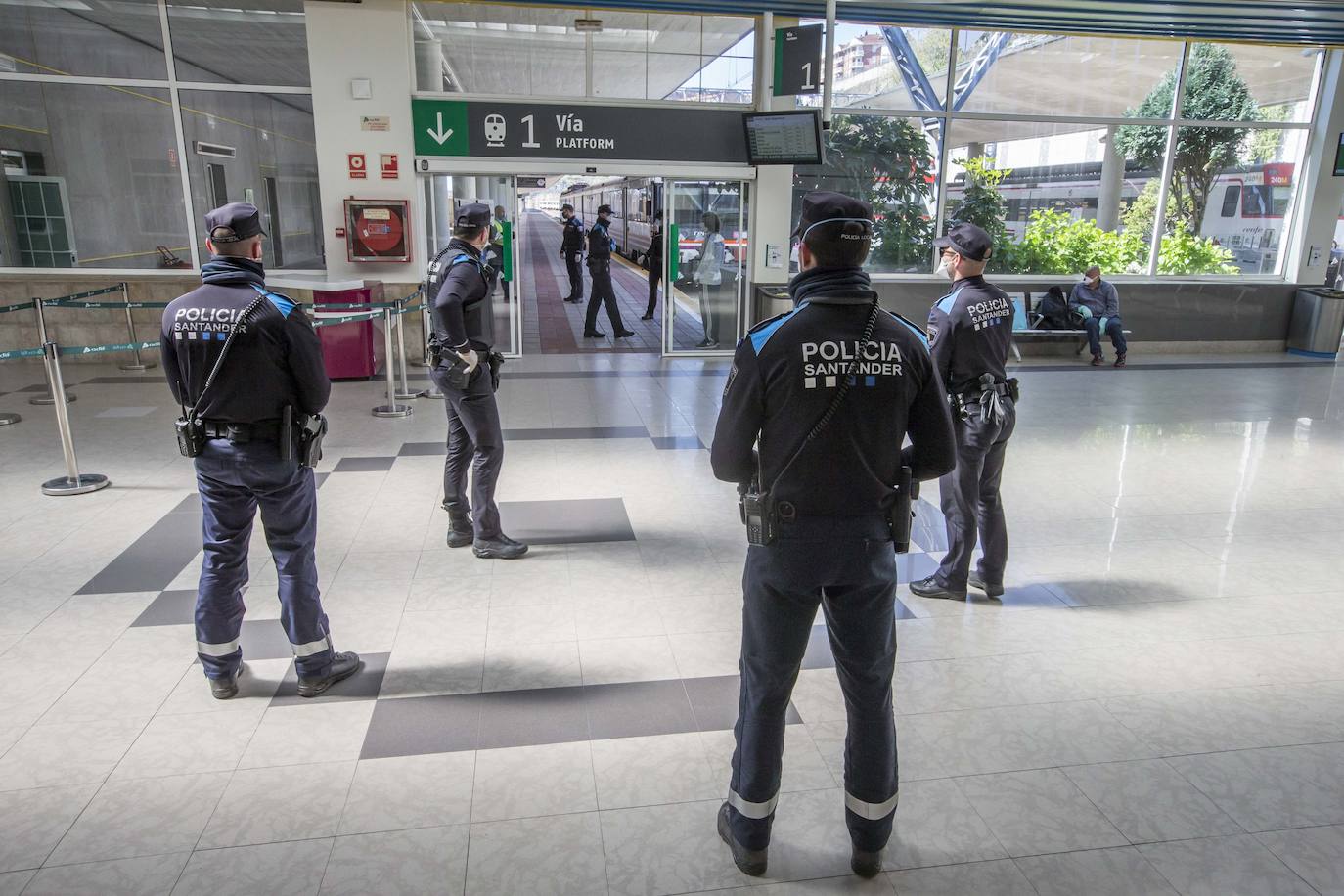 La Policía Nacional ha realizado hoy un seguimiento de la actividad en las estaciones de autobús y trenes para comprobar que se cumplen las disposiciones del Estado de Alarma / FOTOS: Roberto Ruiz 