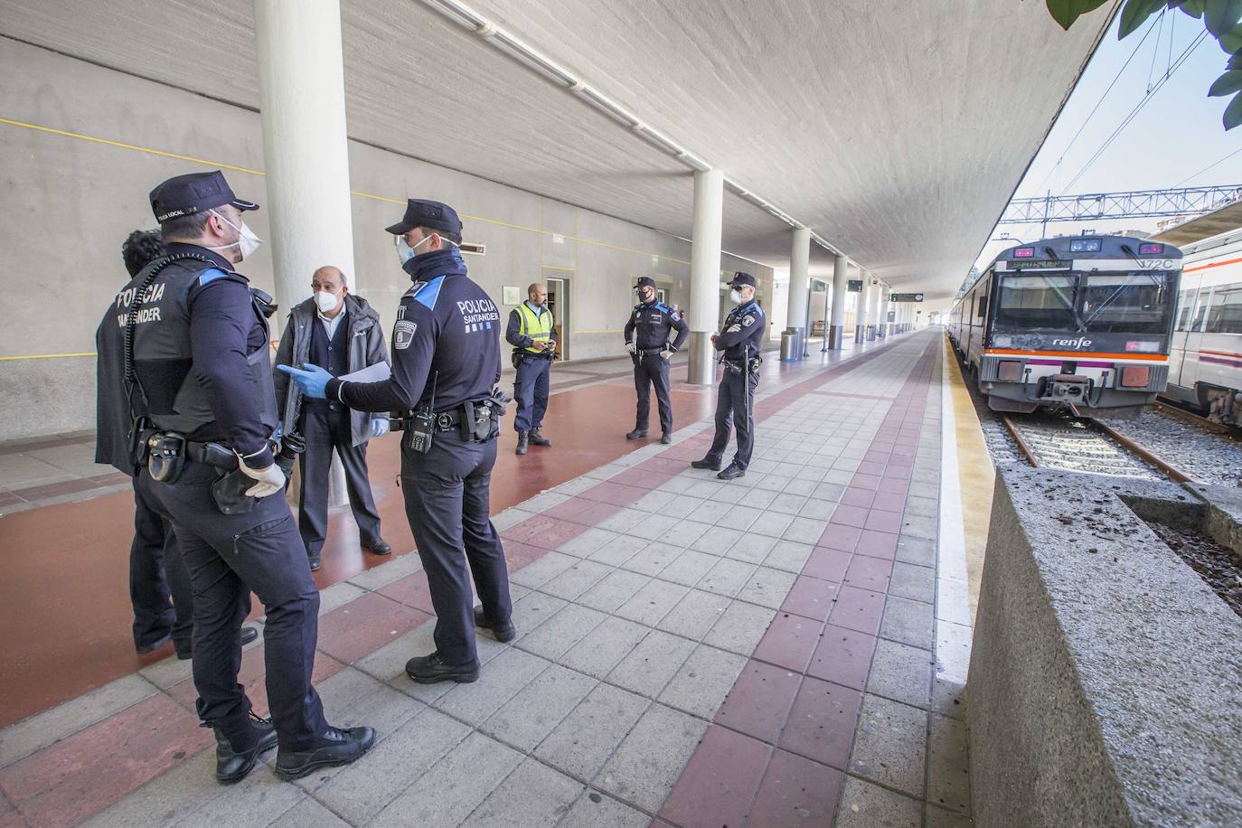 La Policía Nacional ha realizado hoy un seguimiento de la actividad en las estaciones de autobús y trenes para comprobar que se cumplen las disposiciones del Estado de Alarma / FOTOS: Roberto Ruiz 