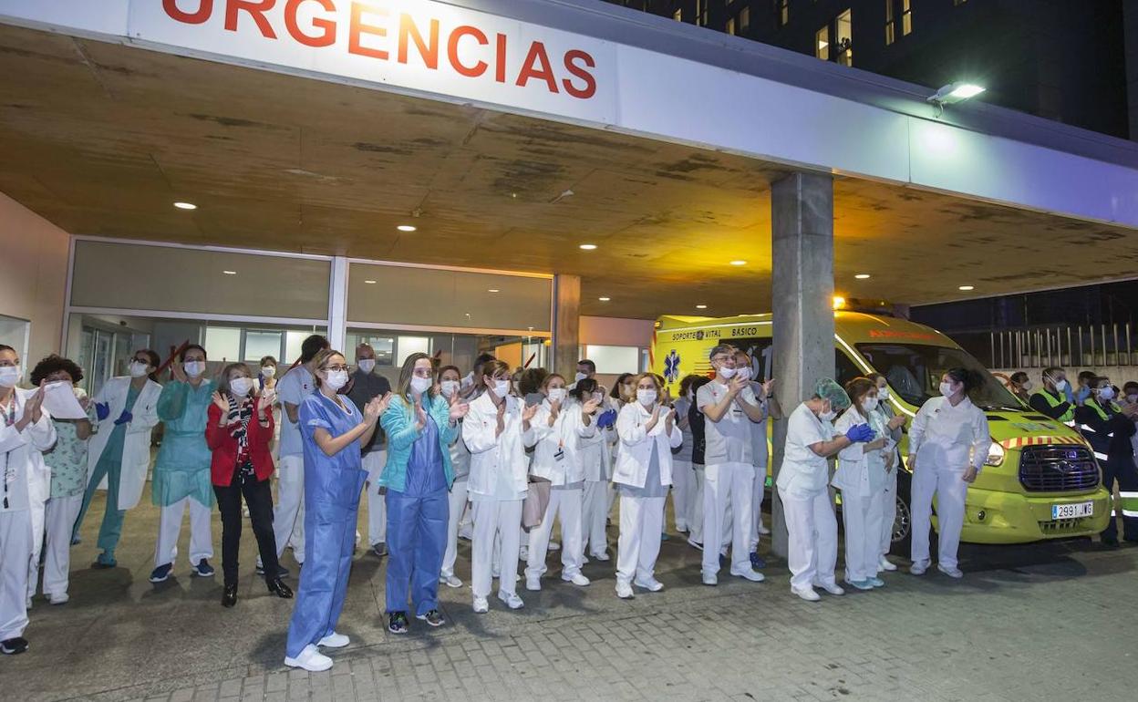 Más de 50 médicos, 15 MIR y 43 enfermeras, entre los sanitarios con Covid-19