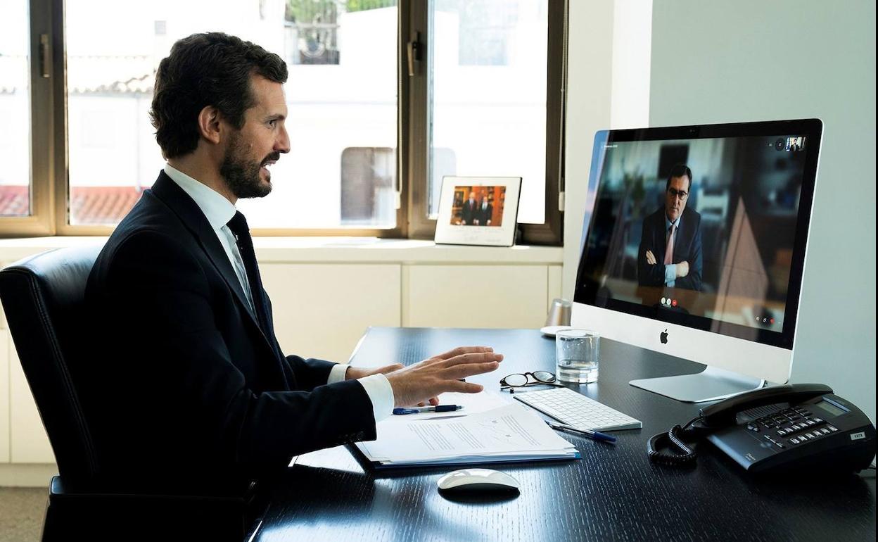 Pablo Casado mantiene una videoconferencia el pasado jueves con el presidente de la CEOE.