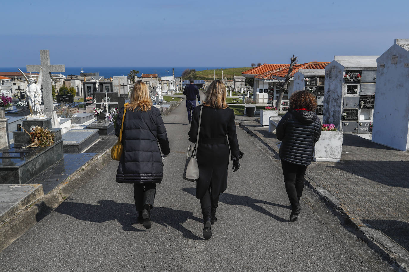 Tres mujeres despiden a un ser querido en el cementerio de Ciriego