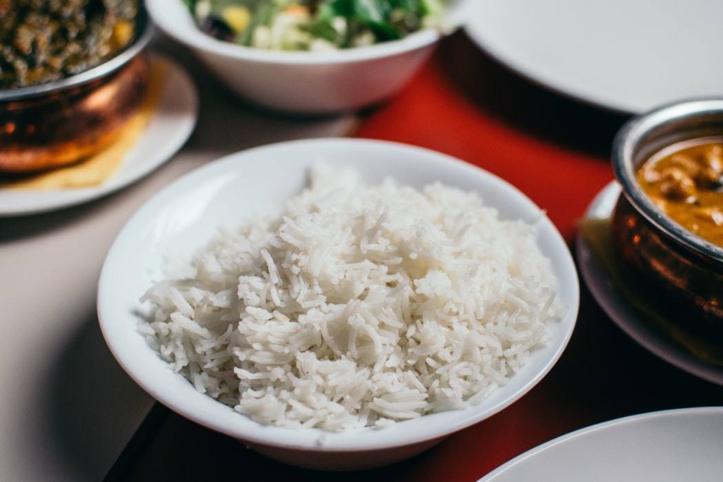 ARROZ. «Además de ser uno de los alimentos que más sacian, un kilo cunde muchísimo y podemos almacenar varios paquetes porque ocupan poco espacio en la despensa. Lo que no comamos estos días lo podremos guardar sin problema porque el arroz es un producto que tiene una fecha de caducidad amplia, igual un año, de manera que no hay problema en comprarlo en cantidad.Es un plato que suele gustar tanto a los niños como a los adultos y admite preparaciones diversas: en paella, con verduras, en ensalada... En caso de problemas gastrointestinales, es un básico de la dieta».
