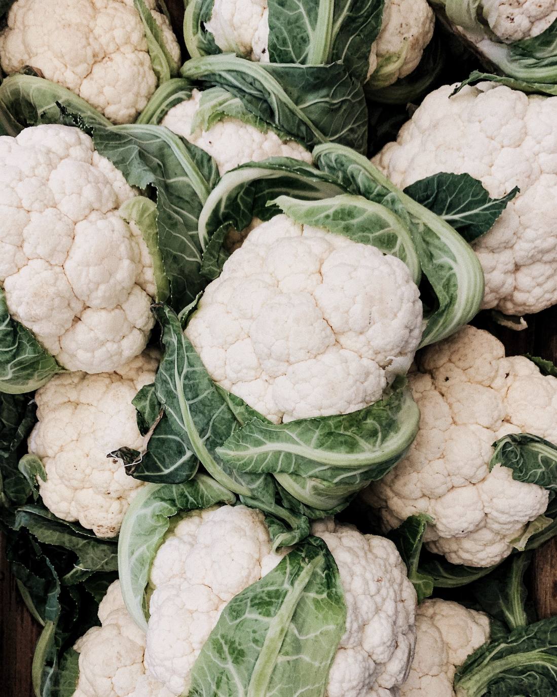 COLIFLOR. «Calabacines, berenjenas, tomates, lechuga... no pueden faltar en nuestra dieta, pero si hay que elegir una verdura ideal elegiría la coliflor. Es de temporada, aguanta tiempo, no necesita nevera y cunde mucho. Es un alimento muy versátil porque admite múltiples preparaciones: hervida, en crema, rebozada con pan rallado para los niños a los que les cueste, añadida a una tortilla de patata. Solo le haría competencia por sus múltiples preparaciones la patata».