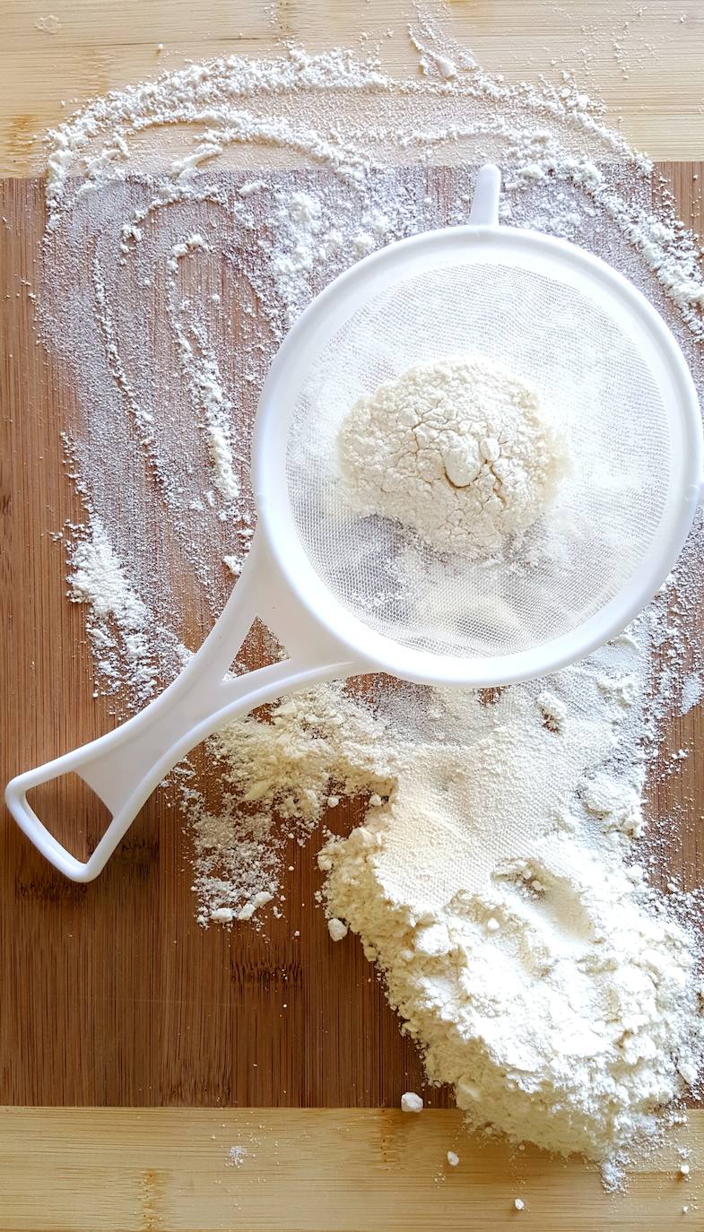 HARINA. «Nos va a permitir hacer bizcochos caseros, que es una alternativa muy interesante a la bollería industrial. Un bizcocho siempre alegra la dieta y es sencillísimo. Yo haría el de yogur, con aceite de girasol y muy poco azúcar. Para endulzarlo se puede añadir un plátano maduro o melocotón en almíbar triturado. Además, harina para rebozar de vez en cuando, hortalizas, carnes y pescados, que siempre resultan preparaciones atractivas. Y en caso de no poder salir de casa es básica para hacer pan. Si hemos sido previsores y tenemos también harina de centeno podemos añadirle entre un 20% o un 40% para hacer un pan moreno con más fibra».