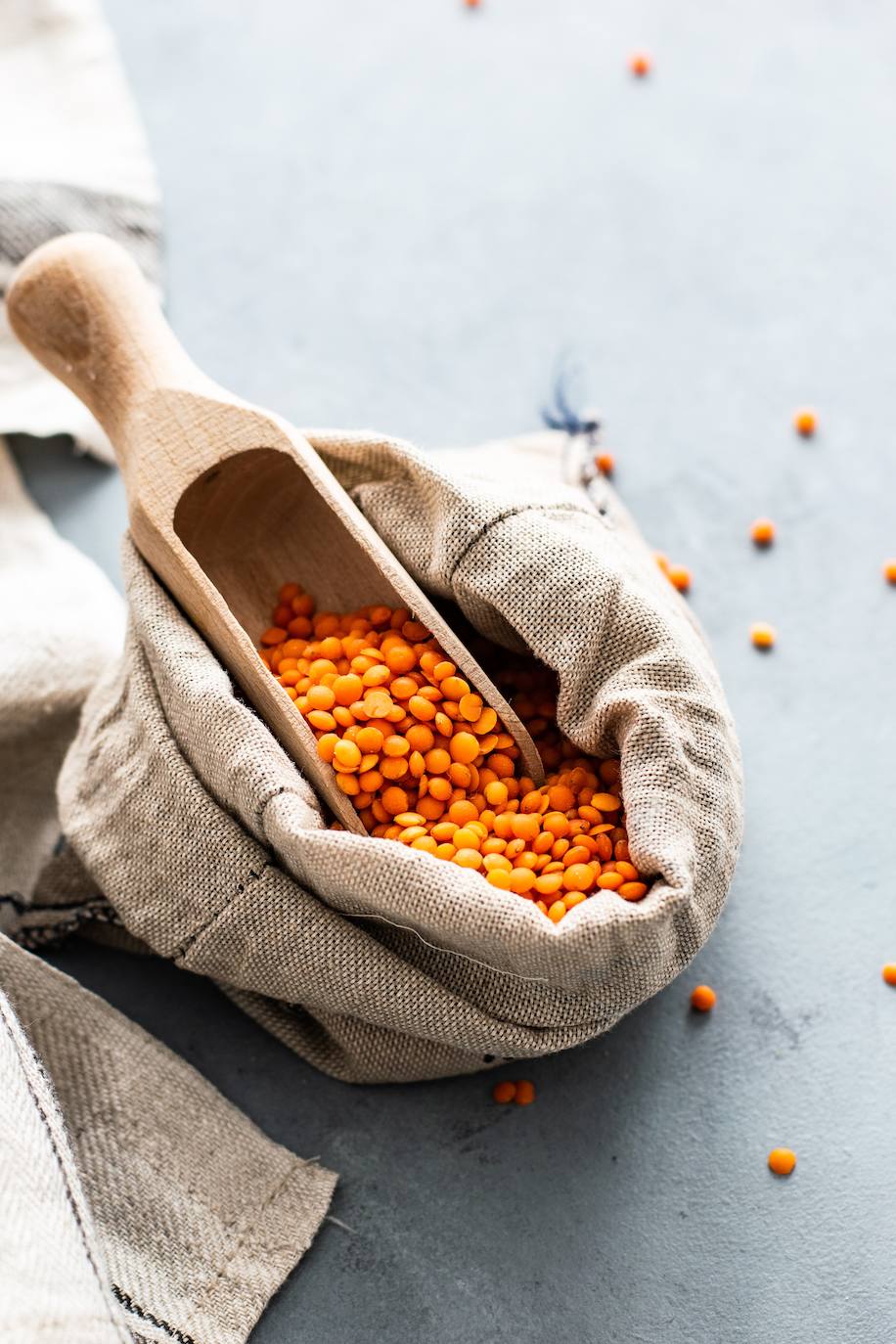 LENTEJAS. «Si tuviera que elegir una legumbre serían las lentejas. Suelen tener más aceptación que los garbanzos o las alubias y, como el arroz, sacian mucho y ocupan poco espacio. Nos aportan vitaminas del grupo B, además de mucha fibra y minerales, lo que ayuda a la buena salud del sistema nutricional. Olvidemos el cocido solo y pensemos en lentejas estofadas, guisadas, añadidas a una ensalada e incluso en un hummus de lentejas para picar entre horas».