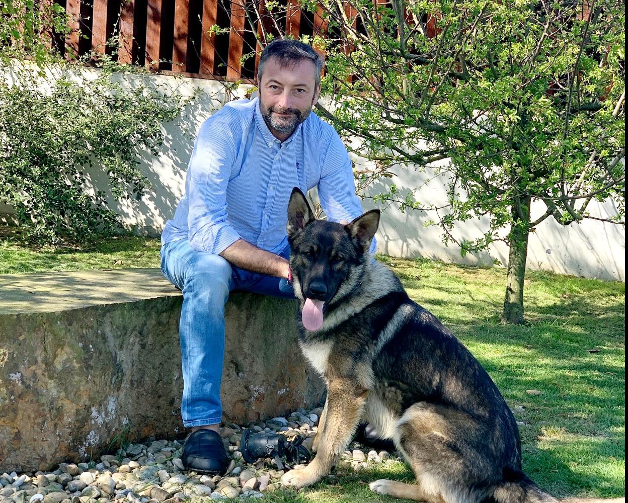 En pleno confinamiento. Alfredo Pérez, ayer en el jardín de su casa junto a su perro Fausto.