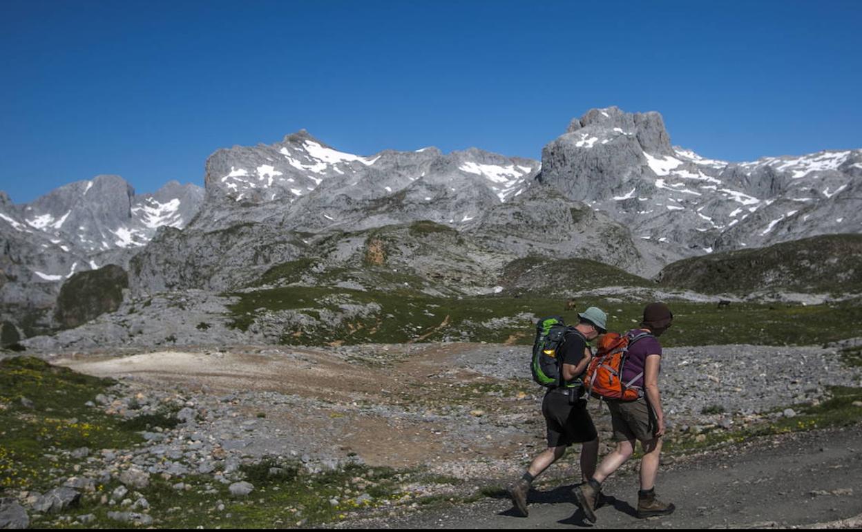 Dos senderistas en Picos de Europa.