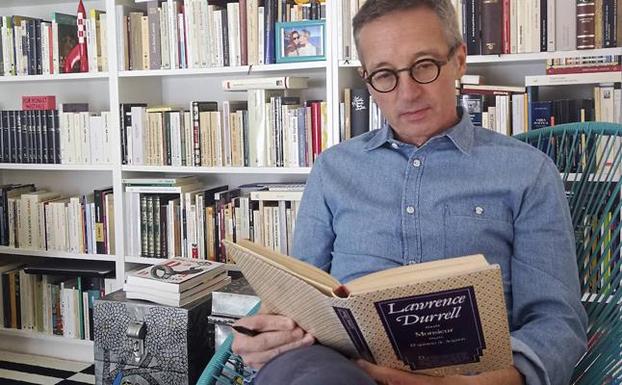 José María Lassalle posa esta semana en su domicilio madrileño donde transcurre su cuarentena dedicado a la escritura, el estudio y la lectura