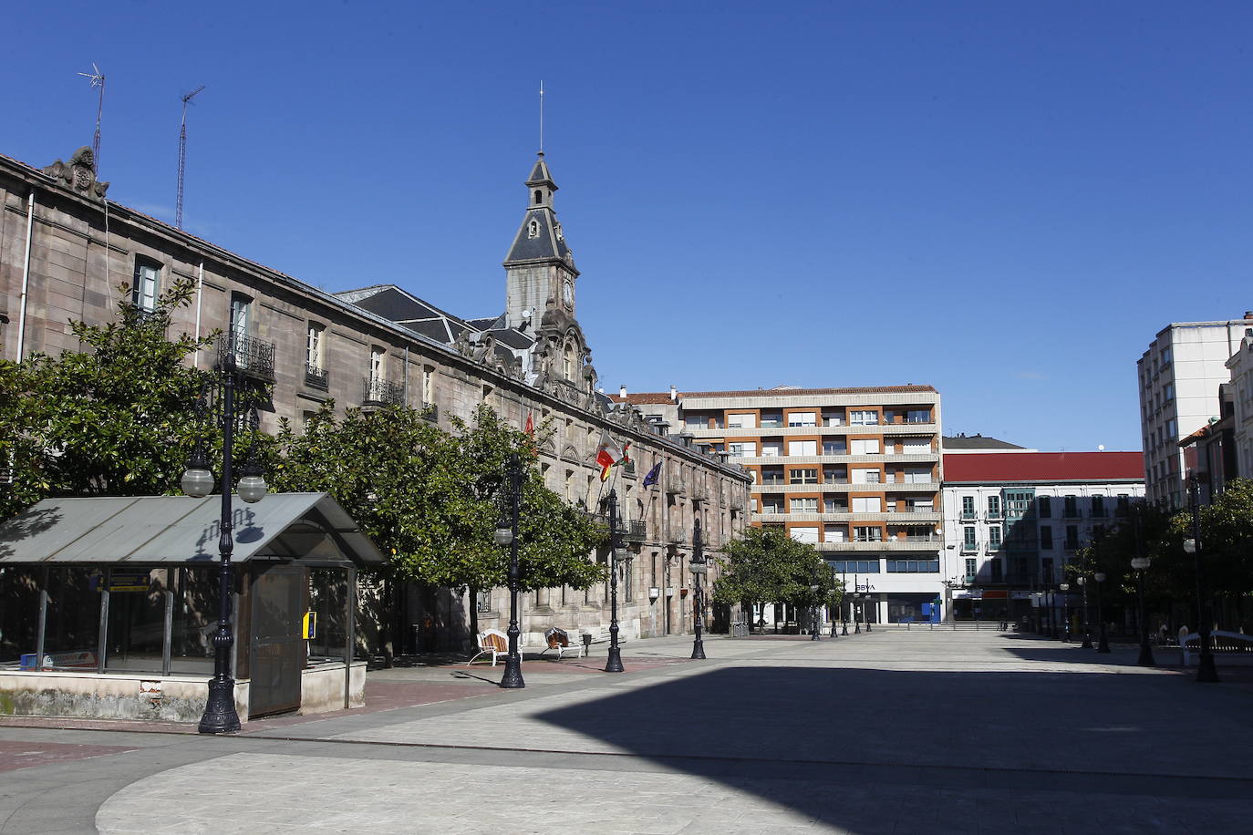 Santander, Santillana del Mar, Torrelavega y Suances presentaban hoy una extraña imagen en el primer fin de semana de las vacaciones de Semana Santa. Calles vacías, silencio y terrazas y bares cerrados. Este año no habra turismo