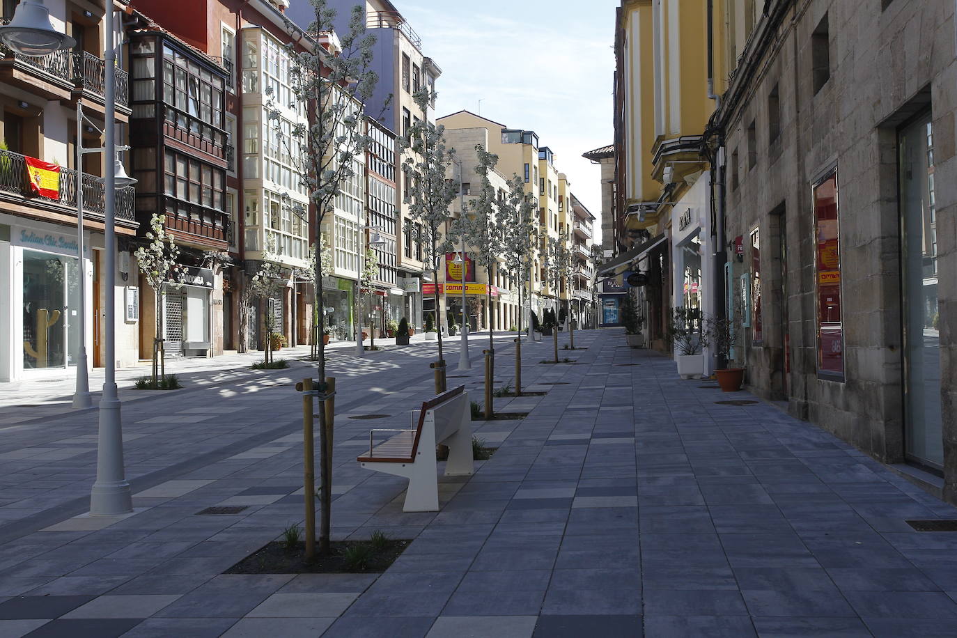 Santander, Santillana del Mar, Torrelavega y Suances presentaban hoy una extraña imagen en el primer fin de semana de las vacaciones de Semana Santa. Calles vacías, silencio y terrazas y bares cerrados. Este año no habra turismo