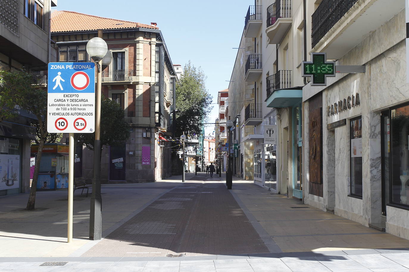 Santander, Santillana del Mar, Torrelavega y Suances presentaban hoy una extraña imagen en el primer fin de semana de las vacaciones de Semana Santa. Calles vacías, silencio y terrazas y bares cerrados. Este año no habra turismo