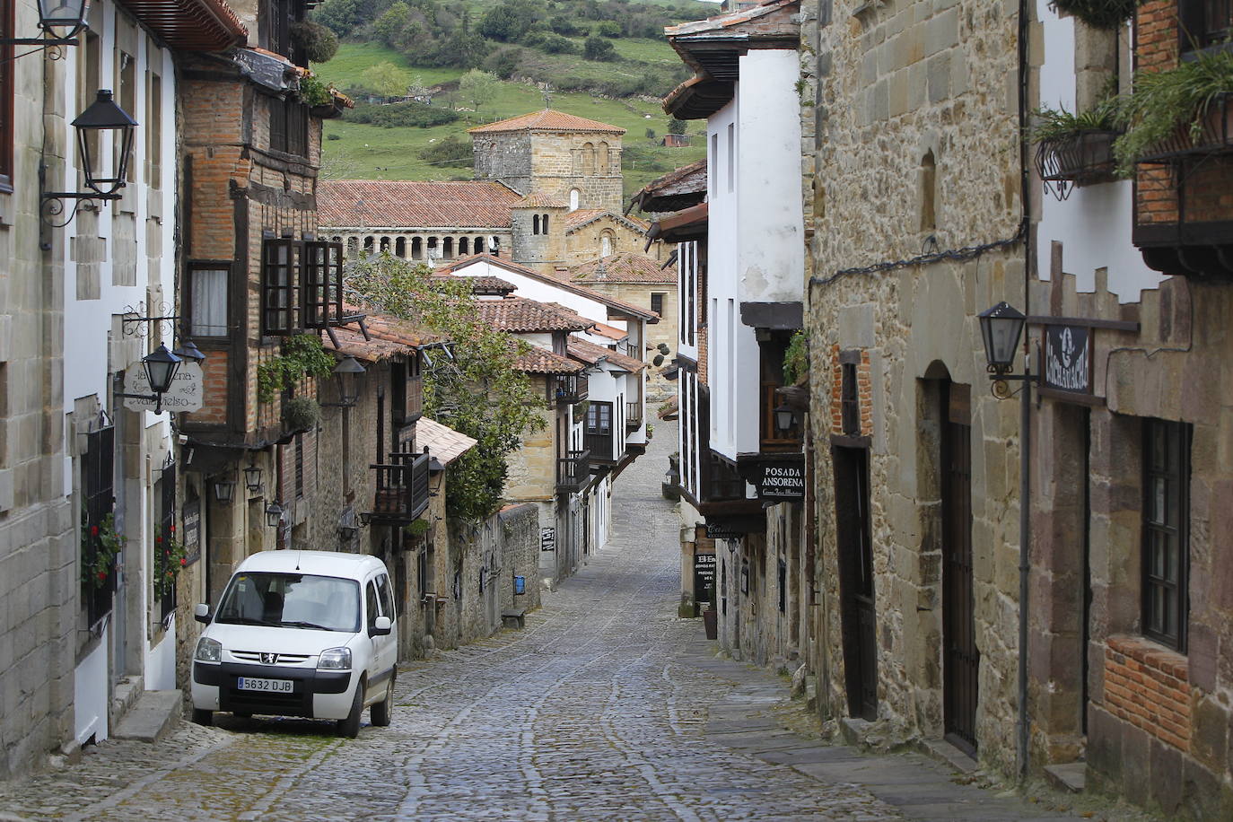 Santander, Santillana del Mar, Torrelavega y Suances presentaban hoy una extraña imagen en el primer fin de semana de las vacaciones de Semana Santa. Calles vacías, silencio y terrazas y bares cerrados. Este año no habra turismo