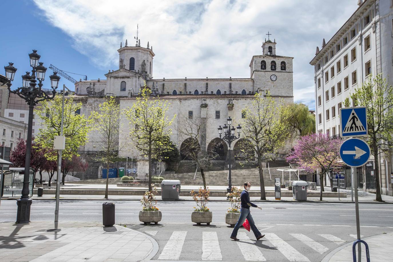 Santander, Santillana del Mar, Torrelavega y Suances presentaban hoy una extraña imagen en el primer fin de semana de las vacaciones de Semana Santa. Calles vacías, silencio y terrazas y bares cerrados. Este año no habra turismo