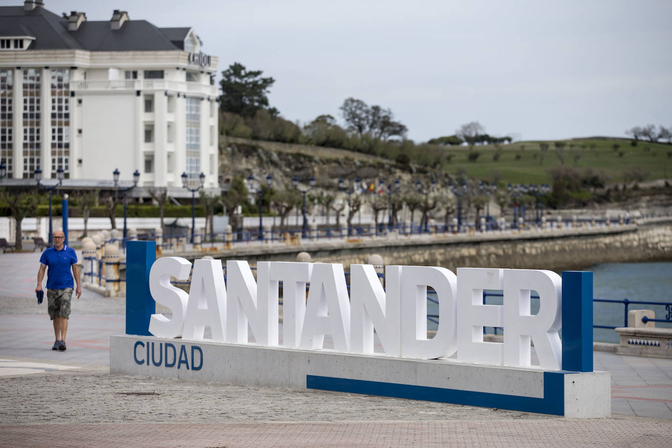 Santander, Santillana del Mar, Torrelavega y Suances presentaban hoy una extraña imagen en el primer fin de semana de las vacaciones de Semana Santa. Calles vacías, silencio y terrazas y bares cerrados. Este año no habra turismo