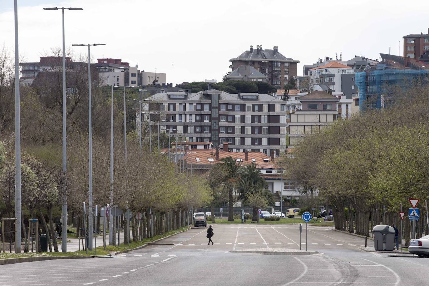 Santander, Santillana del Mar, Torrelavega y Suances presentaban hoy una extraña imagen en el primer fin de semana de las vacaciones de Semana Santa. Calles vacías, silencio y terrazas y bares cerrados. Este año no habra turismo