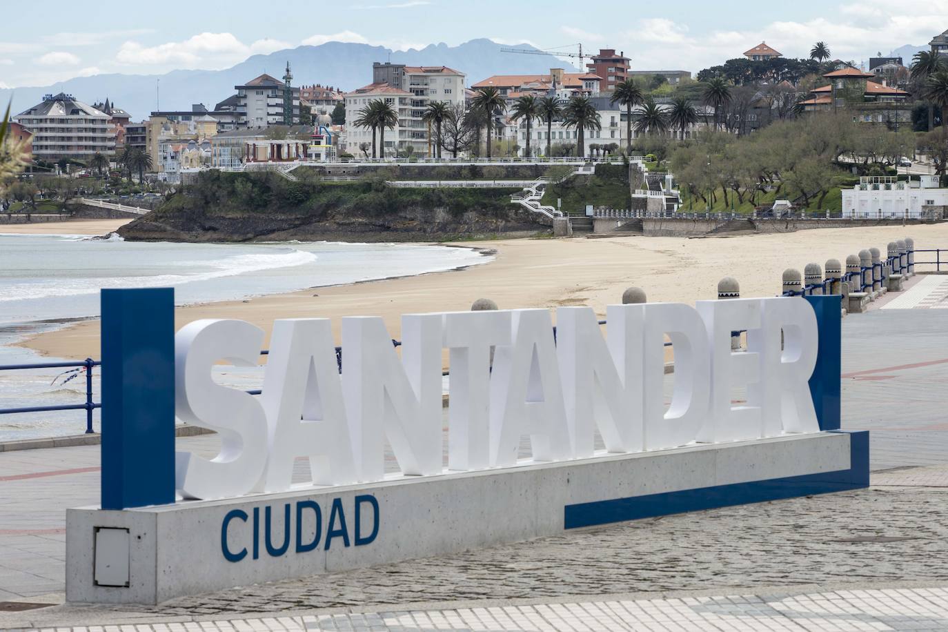 Santander, Santillana del Mar, Torrelavega y Suances presentaban hoy una extraña imagen en el primer fin de semana de las vacaciones de Semana Santa. Calles vacías, silencio y terrazas y bares cerrados. Este año no habra turismo