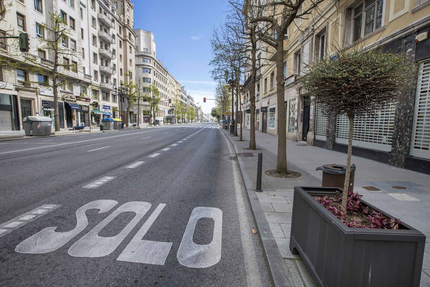 Santander, Santillana del Mar, Torrelavega y Suances presentaban hoy una extraña imagen en el primer fin de semana de las vacaciones de Semana Santa. Calles vacías, silencio y terrazas y bares cerrados. Este año no habra turismo