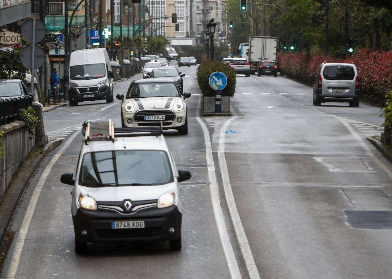 La hora punta de los recados amplía el movimiento en algunas calles de Santander. La Delegación del Gobierno en Cantabria pide a la ciudadanía no relajar el cumplimiento de las medidas decretadas por el Estado de Alarma. 