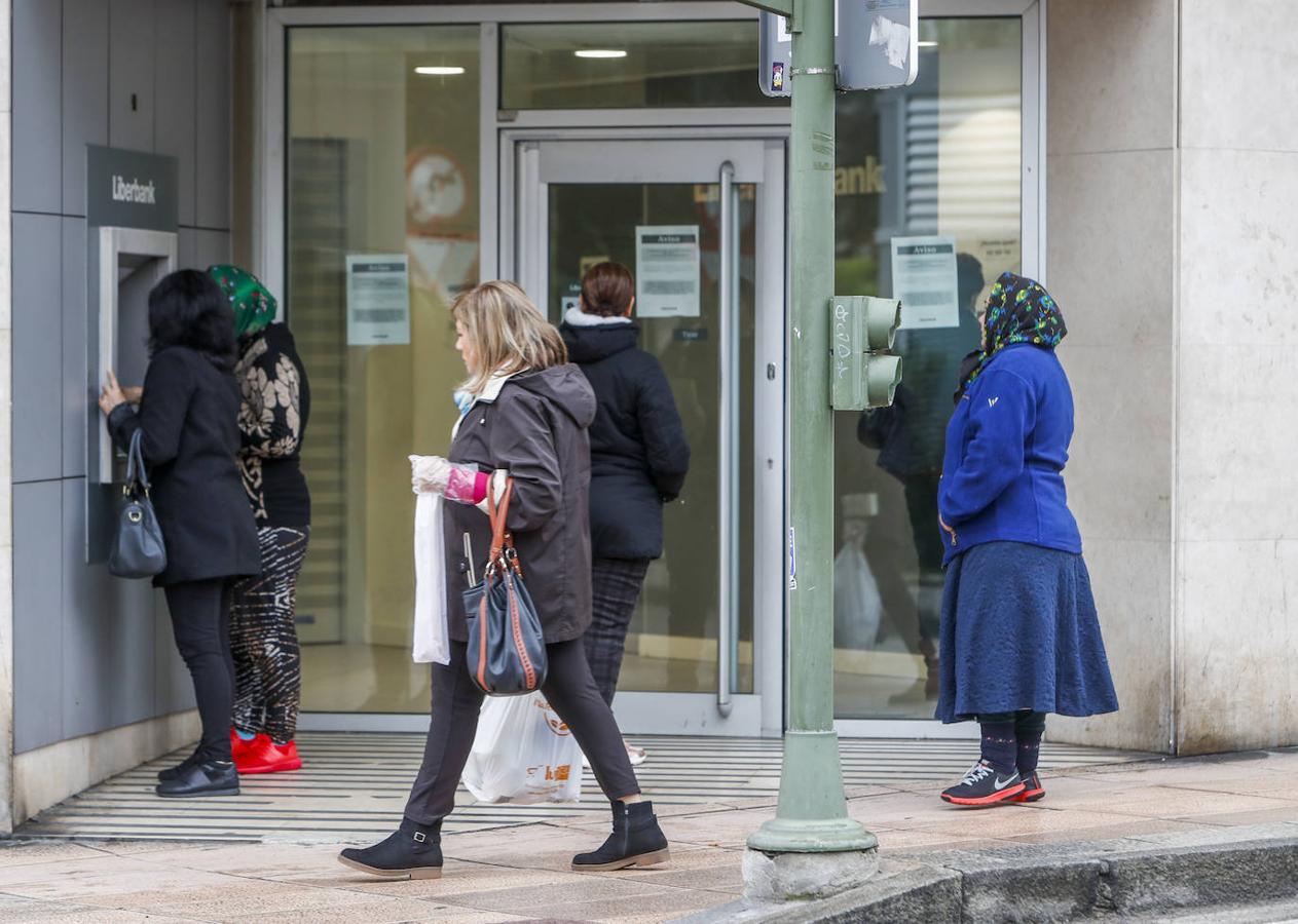 La hora punta de los recados amplía el movimiento en algunas calles de Santander. La Delegación del Gobierno en Cantabria pide a la ciudadanía no relajar el cumplimiento de las medidas decretadas por el Estado de Alarma. 