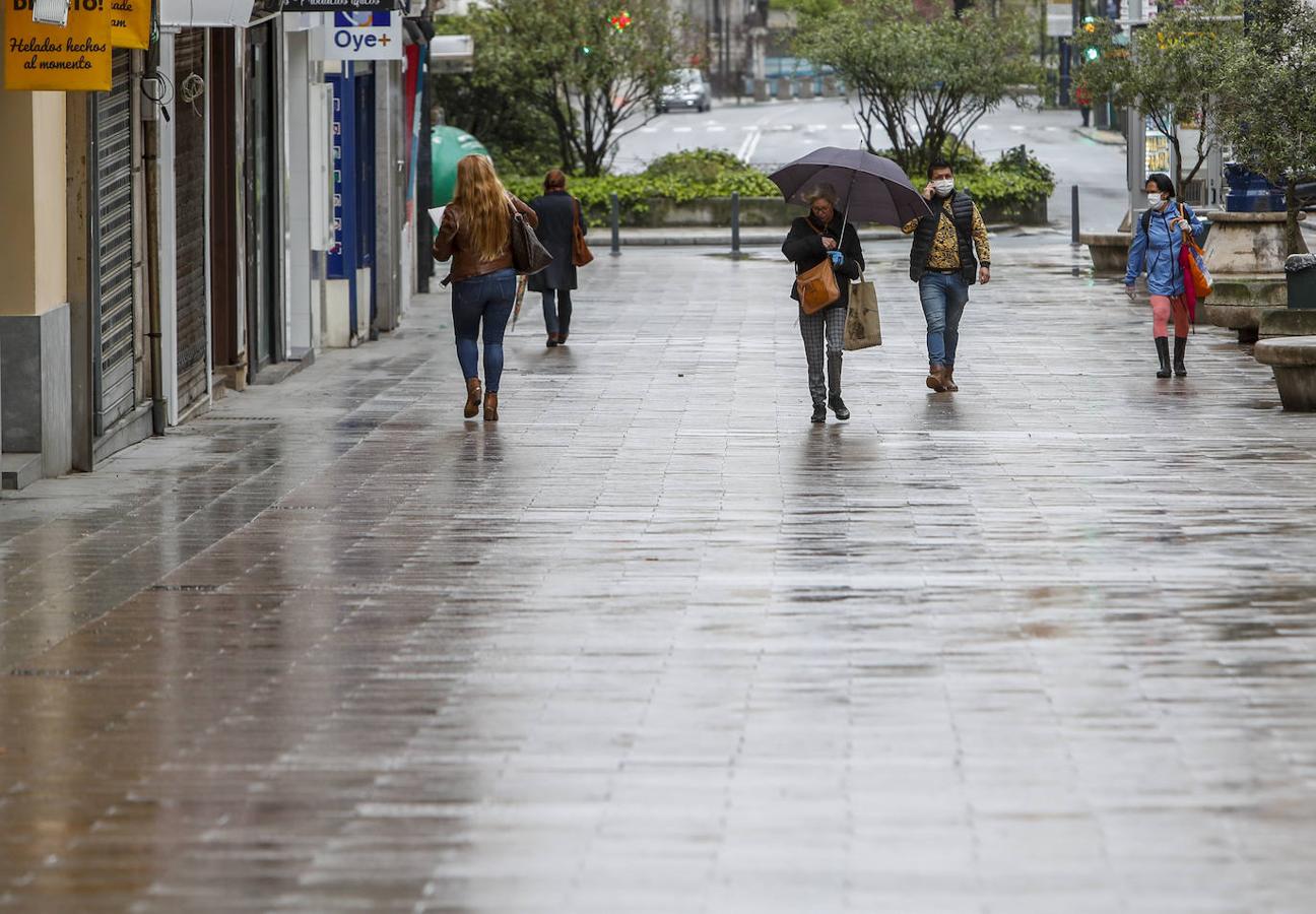 La hora punta de los recados amplía el movimiento en algunas calles de Santander. La Delegación del Gobierno en Cantabria pide a la ciudadanía no relajar el cumplimiento de las medidas decretadas por el Estado de Alarma. 