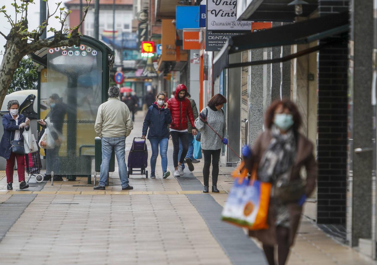 La hora punta de los recados amplía el movimiento en algunas calles de Santander. La Delegación del Gobierno en Cantabria pide a la ciudadanía no relajar el cumplimiento de las medidas decretadas por el Estado de Alarma. 