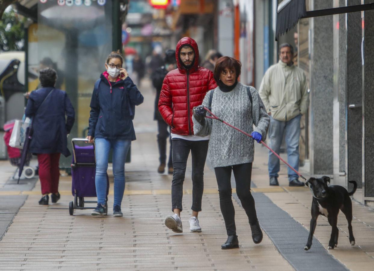 La hora punta de los recados amplía el movimiento en algunas calles de Santander. La Delegación del Gobierno en Cantabria pide a la ciudadanía no relajar el cumplimiento de las medidas decretadas por el Estado de Alarma. 