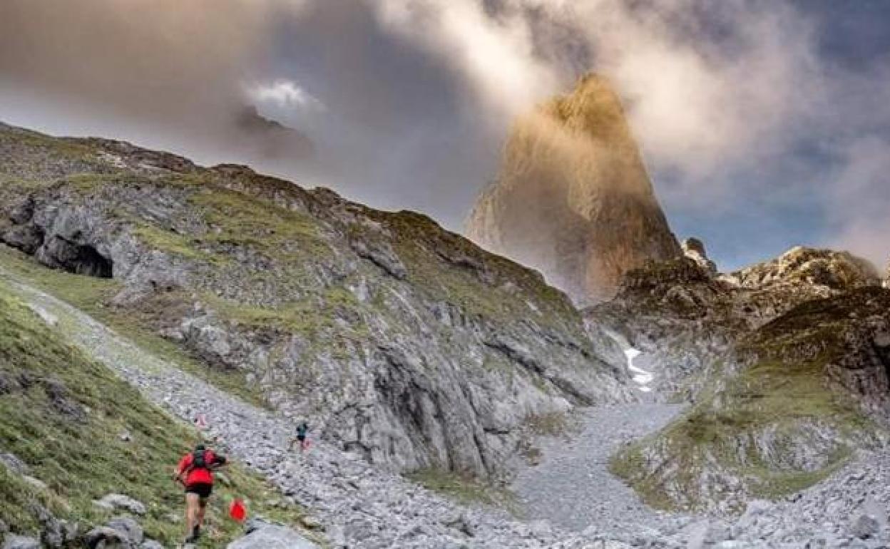 Fotografía de Iñaki Lombardero en uno de los tramos cercanos al Urriellu en la Traveserina.