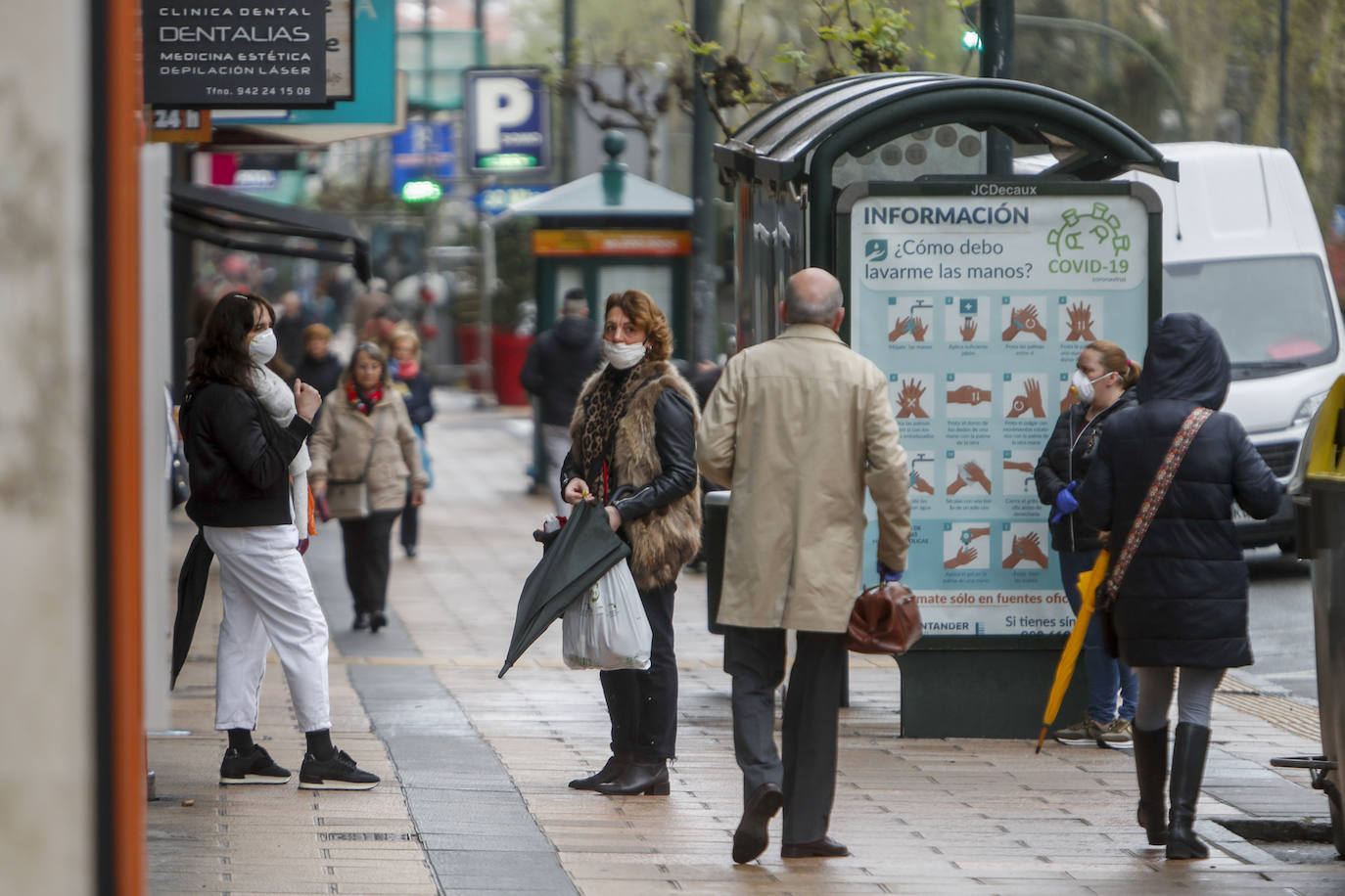 La hora punta de los recados amplía el movimiento en algunas calles de Santander. La Delegación del Gobierno en Cantabria pide a la ciudadanía no relajar el cumplimiento de las medidas decretadas por el Estado de Alarma. 