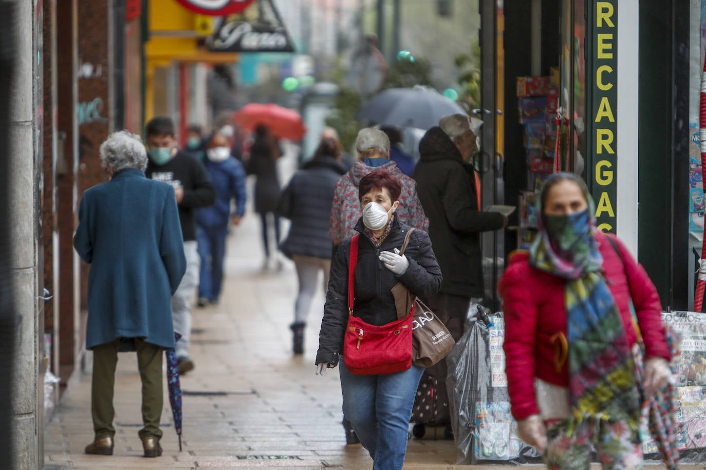 La hora punta de los recados amplía el movimiento en algunas calles de Santander. La Delegación del Gobierno en Cantabria pide a la ciudadanía no relajar el cumplimiento de las medidas decretadas por el Estado de Alarma. 