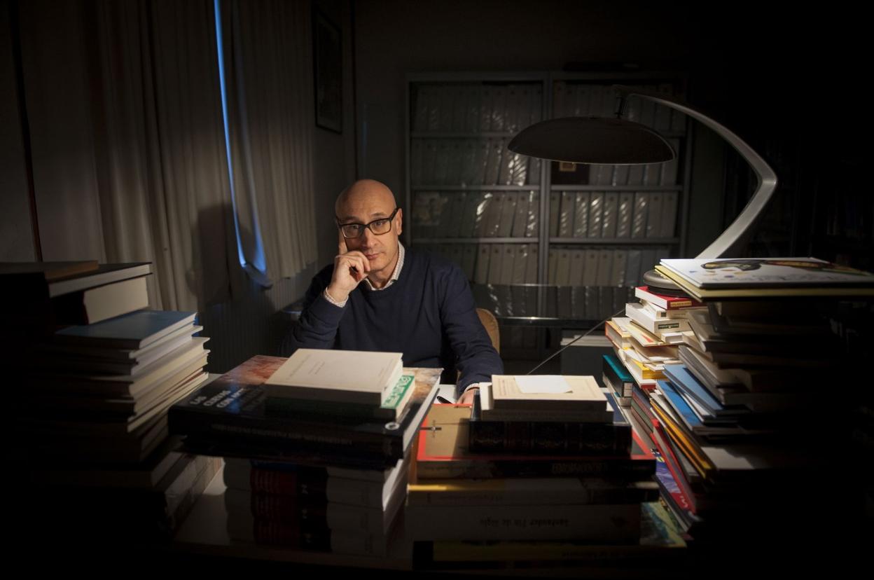 El poeta y escritor Juan Antonio González Fuentes en su domicilio santanderino. 