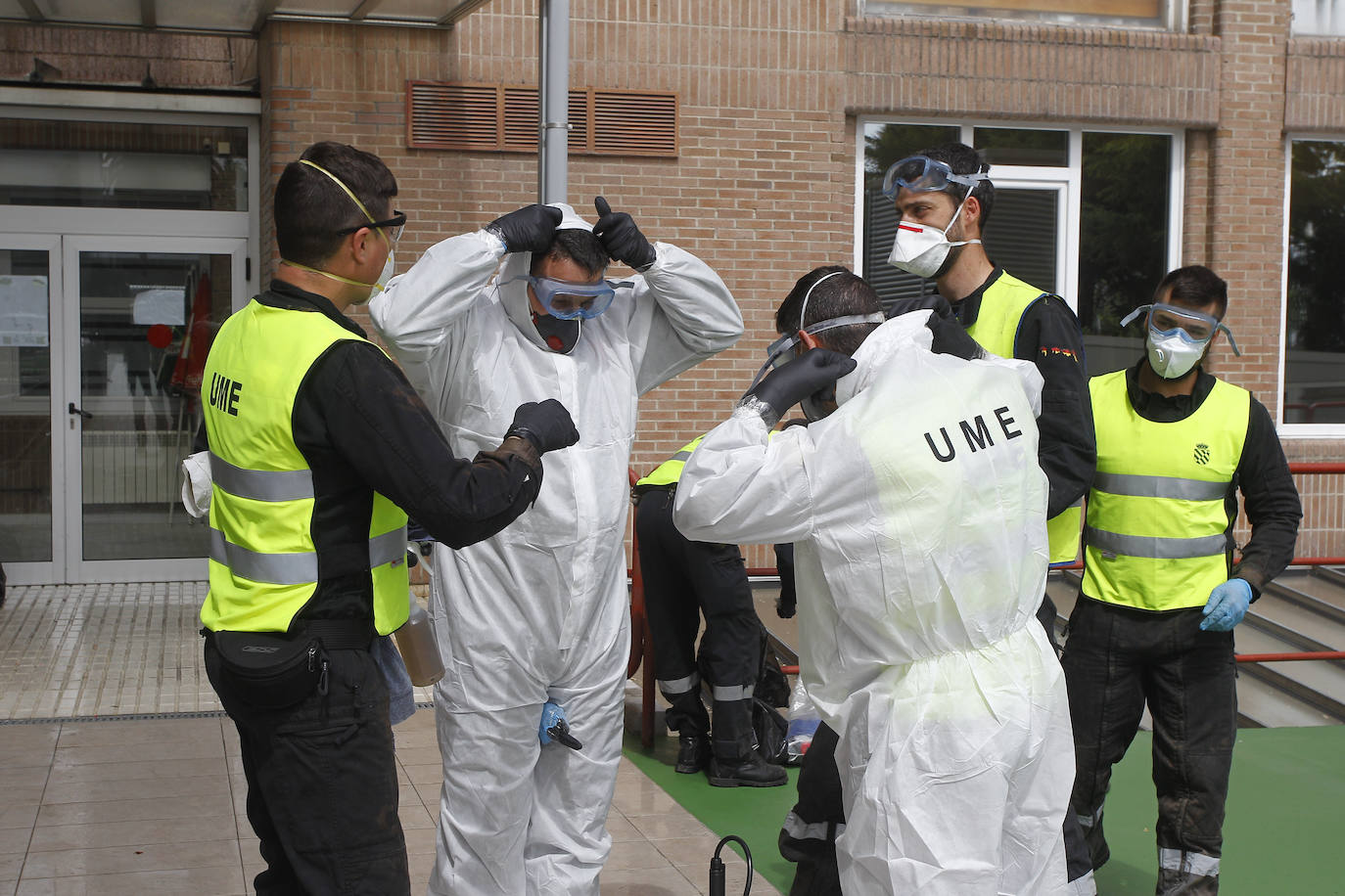 La Unidad Militar de Emergencias (UME) ha regresado a Cantabria este martes para desinfectar los espacios interiores de residencias de ancianos y centros sociales, entre los que se encontraba la residencia La Paz de Torrelavega 