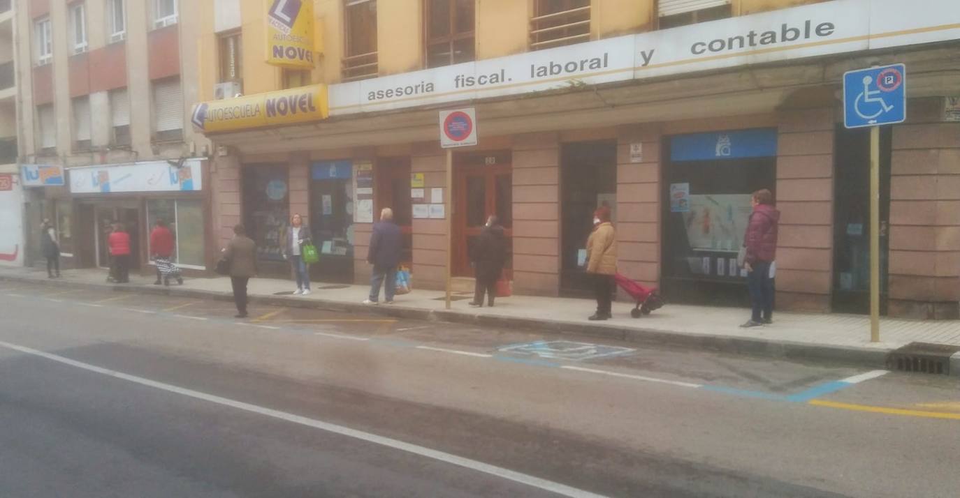 Desde primera hora de la mañana se están registrando largas colas a las puertas de supermercados y pequeñas tiendas de alimentación, para llenar la despensa antes de los días festivos de Semana Santa. En las imágenes, establecimientos de Torrelavega, El Astillero y el centro de Santander y el barrio Valdenoja.