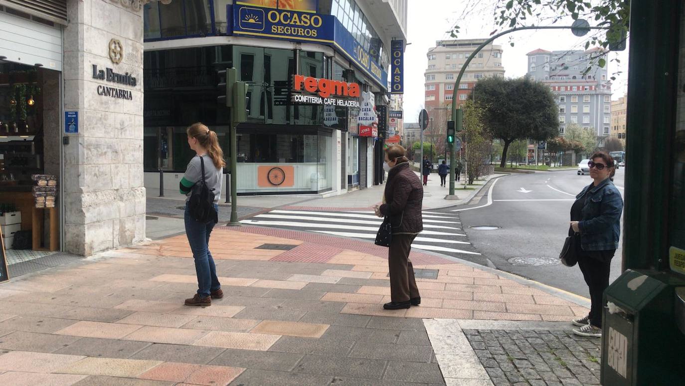 Desde primera hora de la mañana se están registrando largas colas a las puertas de supermercados y pequeñas tiendas de alimentación, para llenar la despensa antes de los días festivos de Semana Santa. En las imágenes, establecimientos de Torrelavega, El Astillero y el centro de Santander y el barrio Valdenoja.