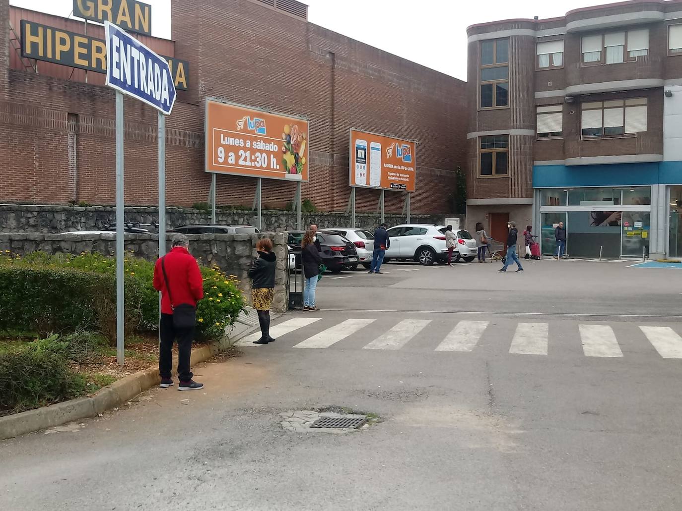 Desde primera hora de la mañana se están registrando largas colas a las puertas de supermercados y pequeñas tiendas de alimentación, para llenar la despensa antes de los días festivos de Semana Santa. En las imágenes, establecimientos de Torrelavega, El Astillero y el centro de Santander y el barrio Valdenoja.