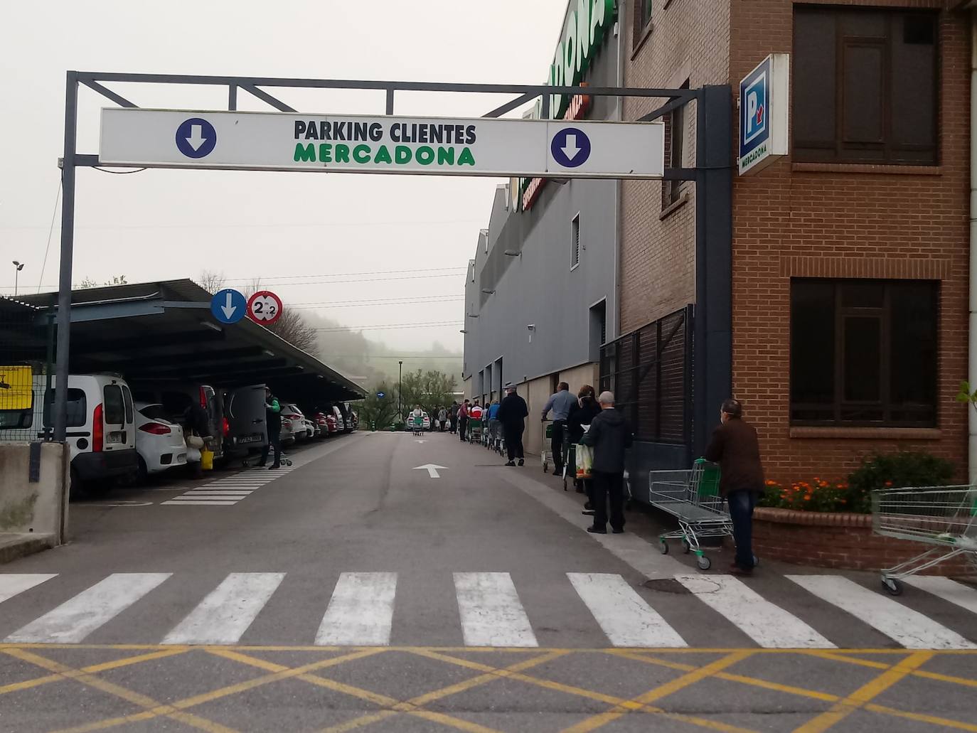Desde primera hora de la mañana se están registrando largas colas a las puertas de supermercados y pequeñas tiendas de alimentación, para llenar la despensa antes de los días festivos de Semana Santa. En las imágenes, establecimientos de Torrelavega, El Astillero y el centro de Santander y el barrio Valdenoja.