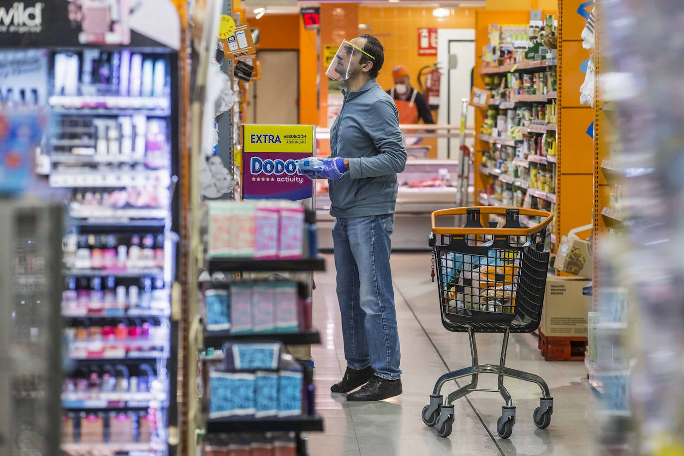 Desde primera hora de la mañana se están registrando largas colas a las puertas de supermercados y pequeñas tiendas de alimentación, para llenar la despensa antes de los días festivos de Semana Santa. En las imágenes, establecimientos de Torrelavega, El Astillero y el centro de Santander y el barrio Valdenoja.