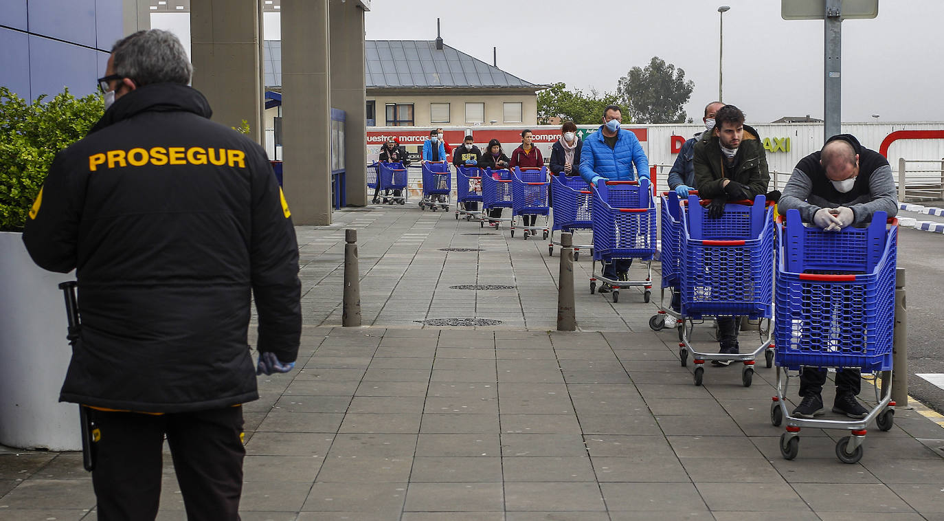 Desde primera hora de la mañana se están registrando largas colas a las puertas de supermercados y pequeñas tiendas de alimentación, para llenar la despensa antes de los días festivos de Semana Santa. En las imágenes, establecimientos de Torrelavega, El Astillero y el centro de Santander y el barrio Valdenoja.