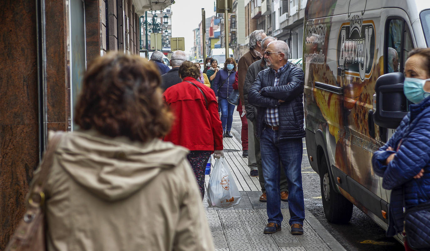 Desde primera hora de la mañana se están registrando largas colas a las puertas de supermercados y pequeñas tiendas de alimentación, para llenar la despensa antes de los días festivos de Semana Santa. En las imágenes, establecimientos de Torrelavega, El Astillero y el centro de Santander y el barrio Valdenoja.