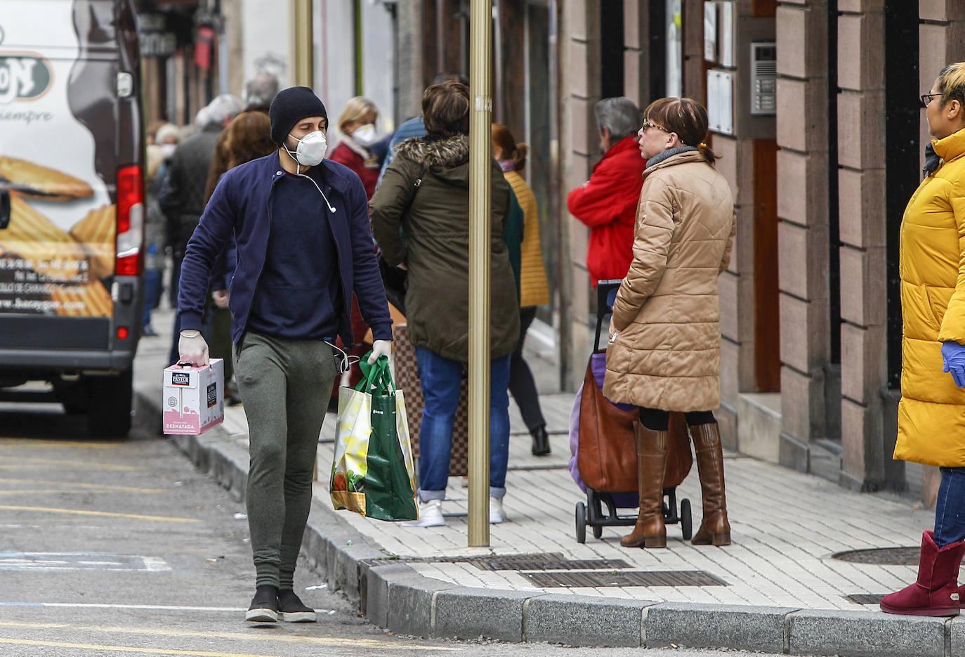Desde primera hora de la mañana se están registrando largas colas a las puertas de supermercados y pequeñas tiendas de alimentación, para llenar la despensa antes de los días festivos de Semana Santa. En las imágenes, establecimientos de Torrelavega, El Astillero y el centro de Santander y el barrio Valdenoja.