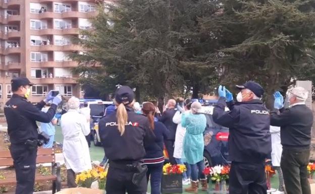 La Policía brinda un aplauso a los trabajadores de la Fundación Asilo San José de Torrelavega