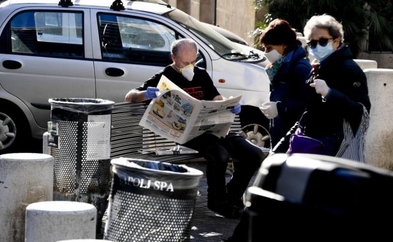 Personas sentadas en Nápoles (Italia) 