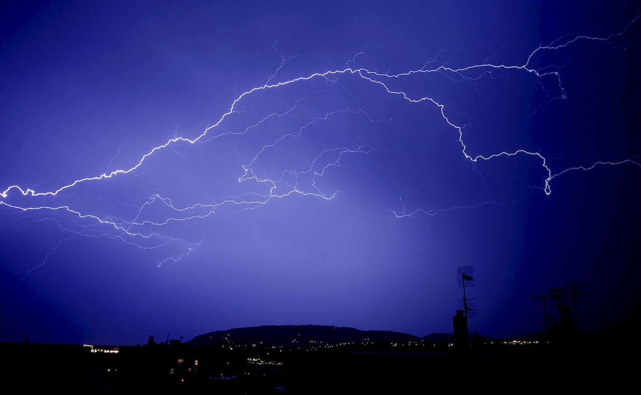 La alegría no niega el sufrimiento, pasea de la mano con él; no se busca, nos asalta