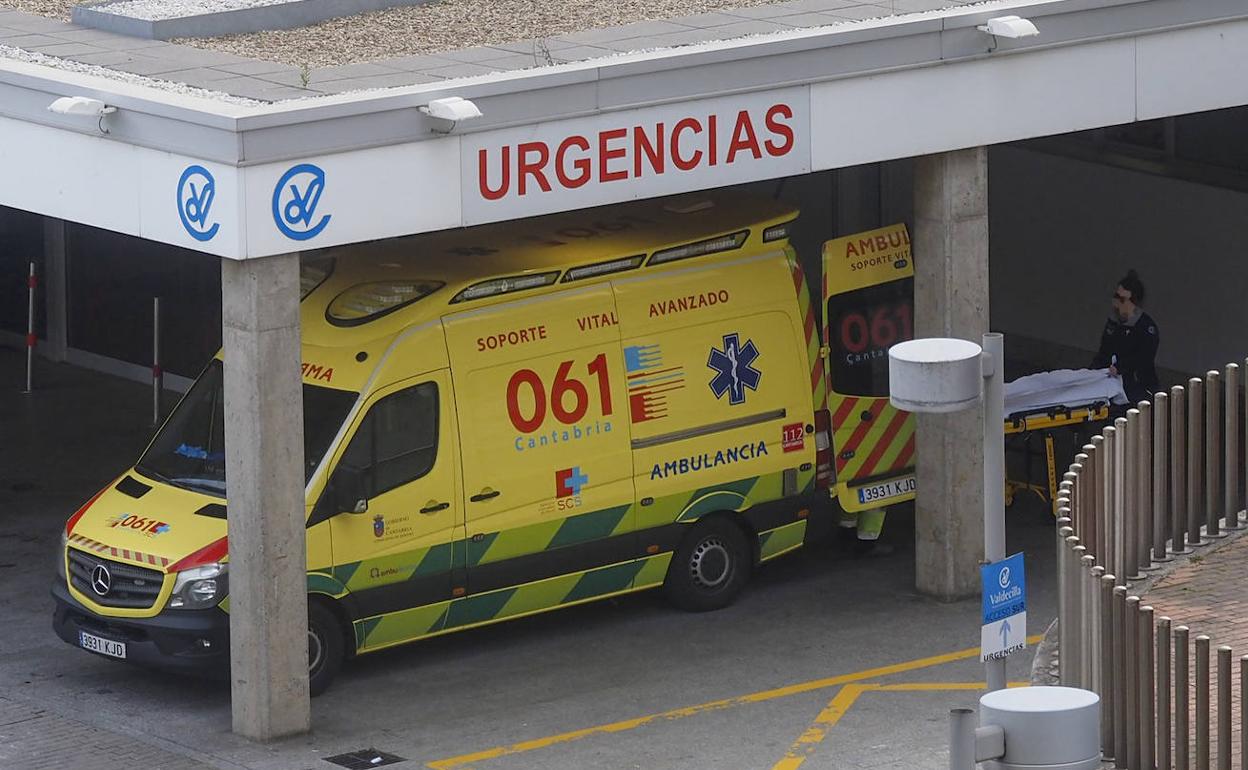 Ambulancia del 061, a las puertas del servicio de Urgencias, donde se ha notado el progresivo descenso de casos de coronavirus.