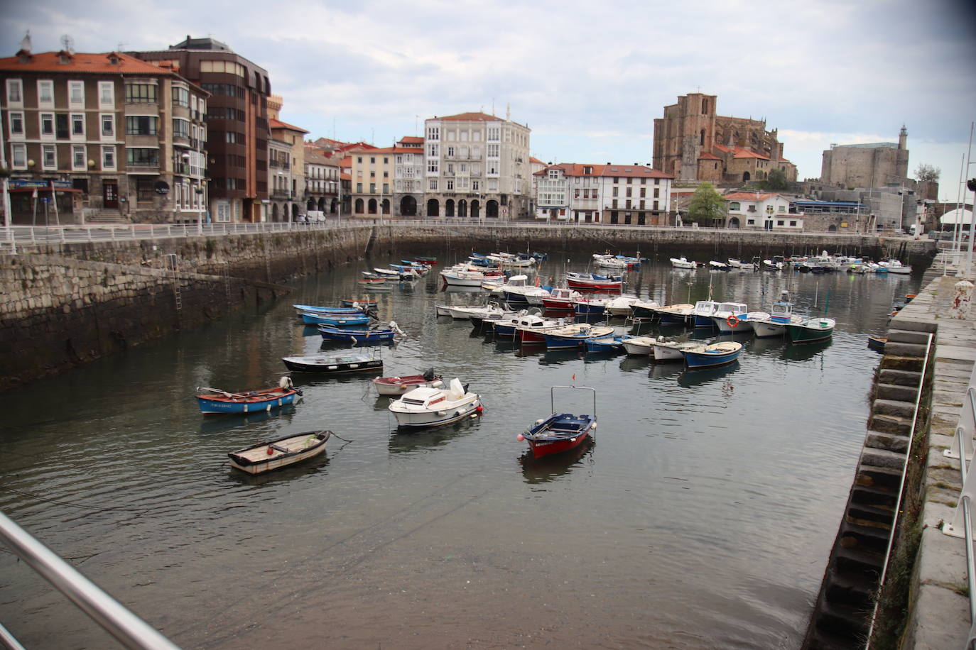 Fotos: Un Castro Urdiales vacío y sonoro este Viernes Santo