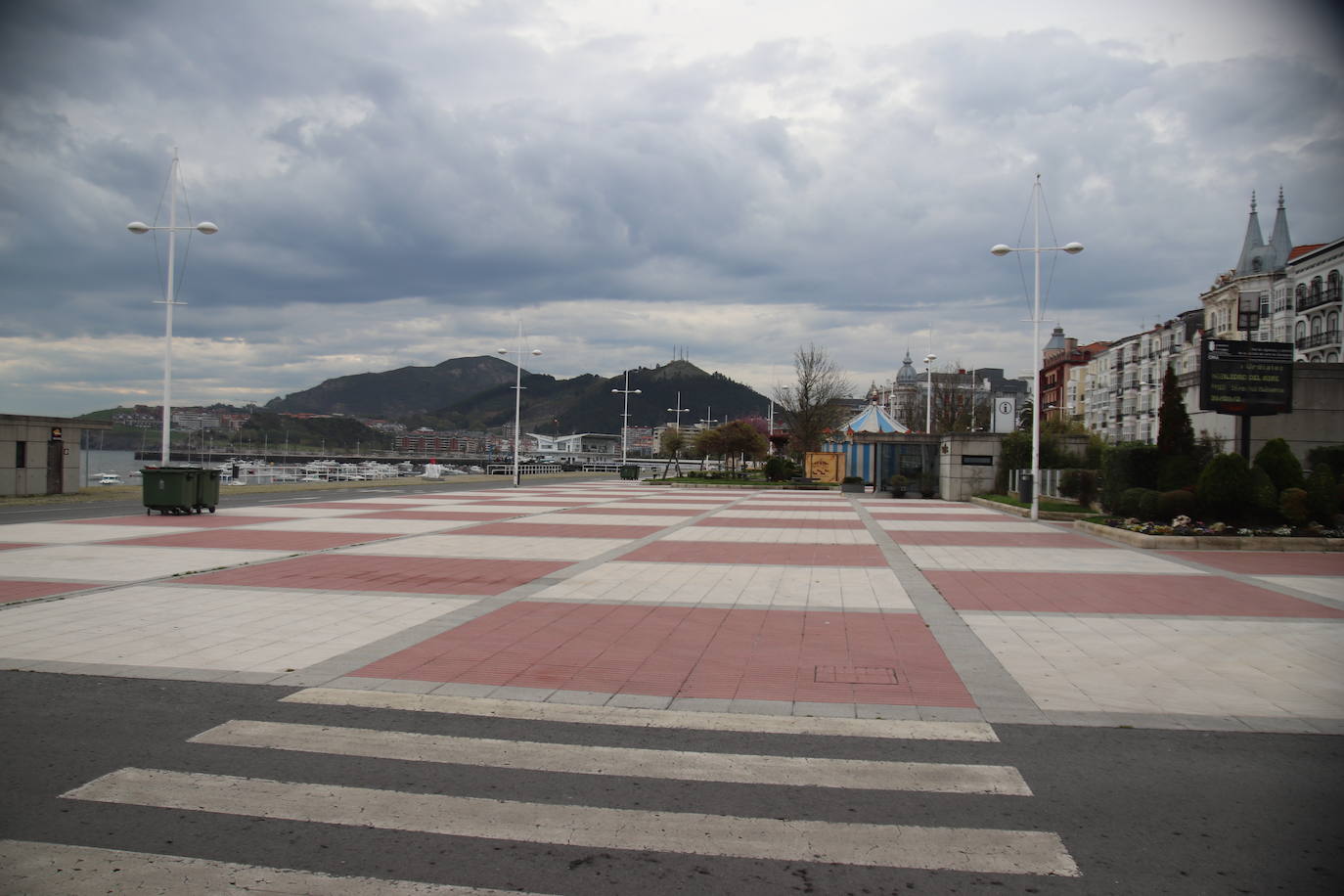 Fotos: Un Castro Urdiales vacío y sonoro este Viernes Santo