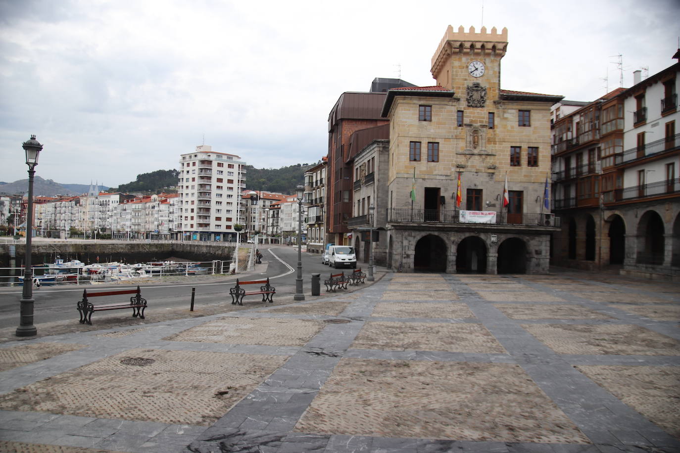 Fotos: Un Castro Urdiales vacío y sonoro este Viernes Santo