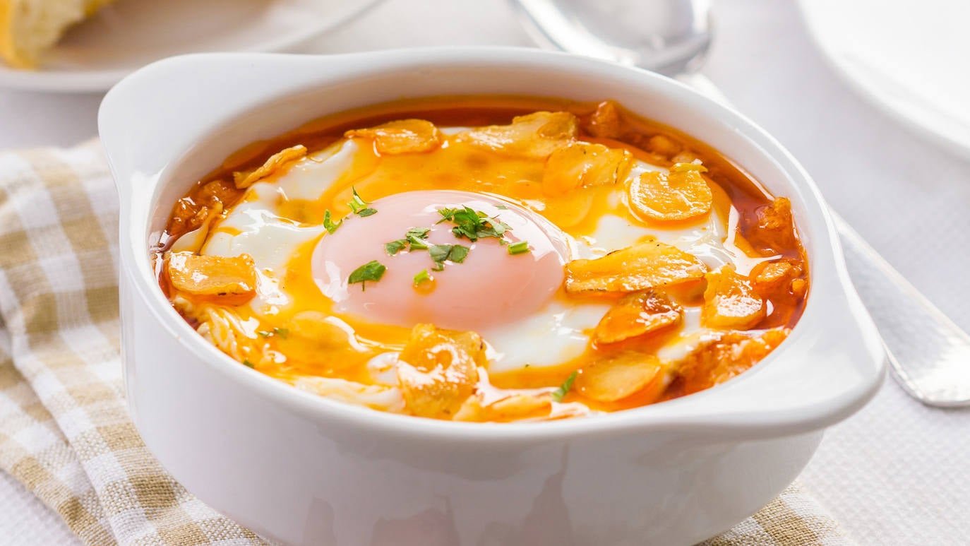 Sopa castellana: También conocida como sopa de ajo, es una receta de aprovechamiento. Los ingredientes necesarios son: pan duro, ajos, agua, aceite, pimentón, huevos y sal. Suele tomarse para entonar el cuerpo en la madrugada del Viernes Santo.