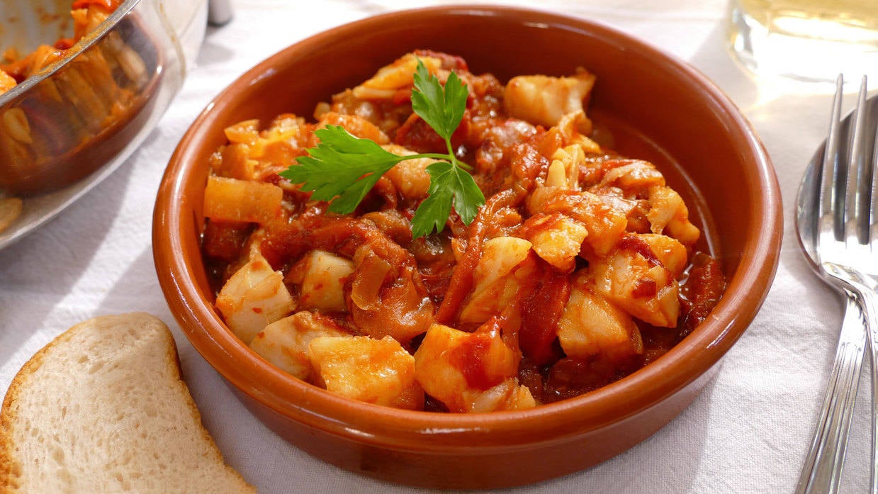 Bacalao ajoarriero: Plato elaborado con lascas del bacalao desalado sobre un sofrito de cebolla, pimientos rojos y verdes, ajos, tomate, guindillas y carne de pimientos choriceros. Antes de servir se incorporan unas patatas cortadas en cuadraditos.