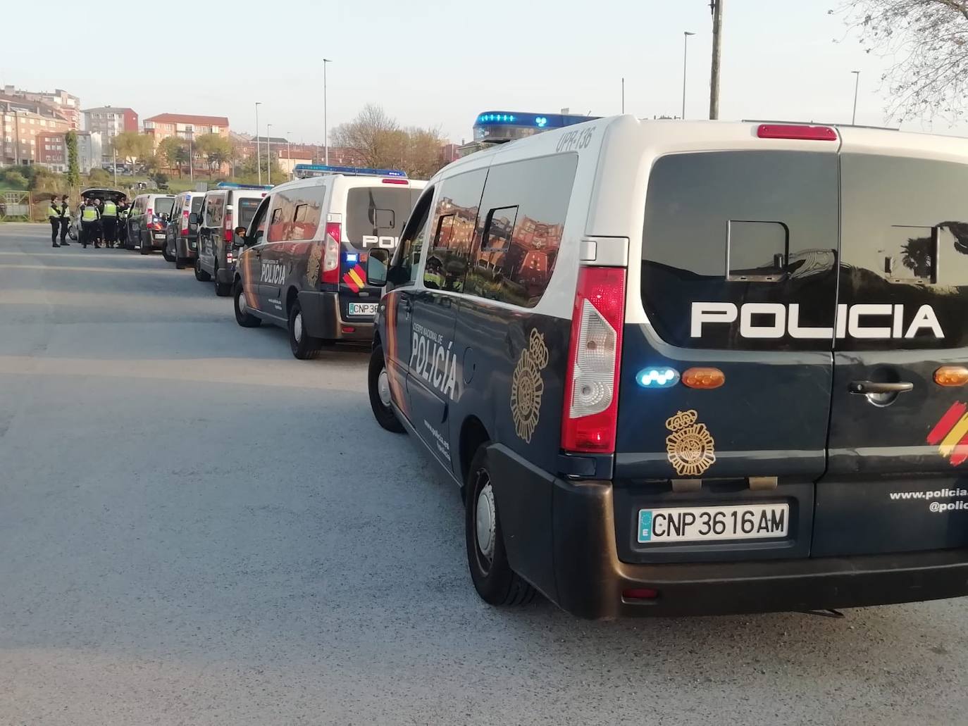 Fotos: Controles de la Policía Nacional en distintos puntos de Cantabria, este Jueves Santo