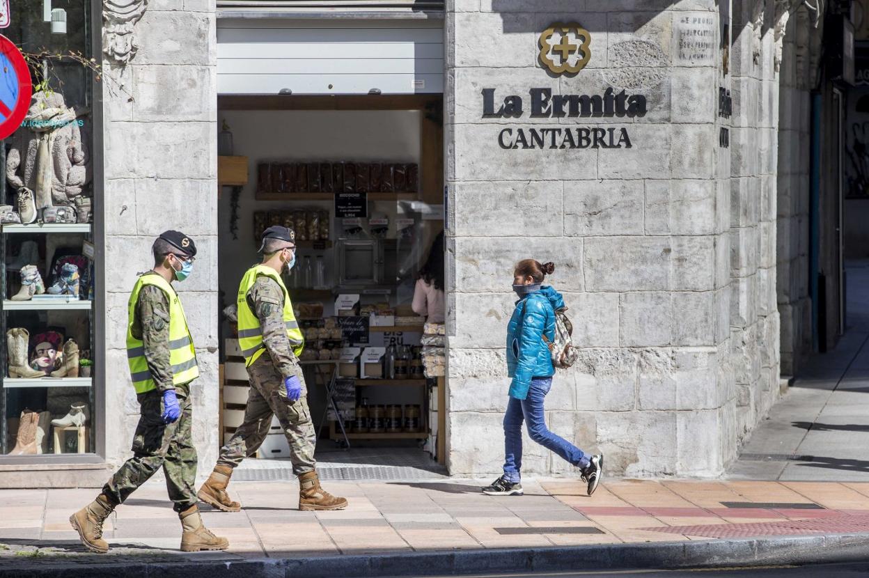 Dos militares, ayer, mientras patrullaban una de las calles del centro de Santander. 